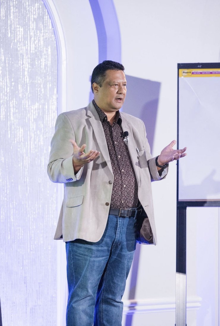 A presenter leading a September 2026 TELŌS session